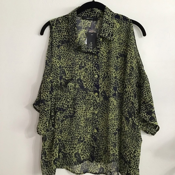 Ark & Co NWT green animal print front pocket cold shoulder bat wing high low top - Picture 1 of 5